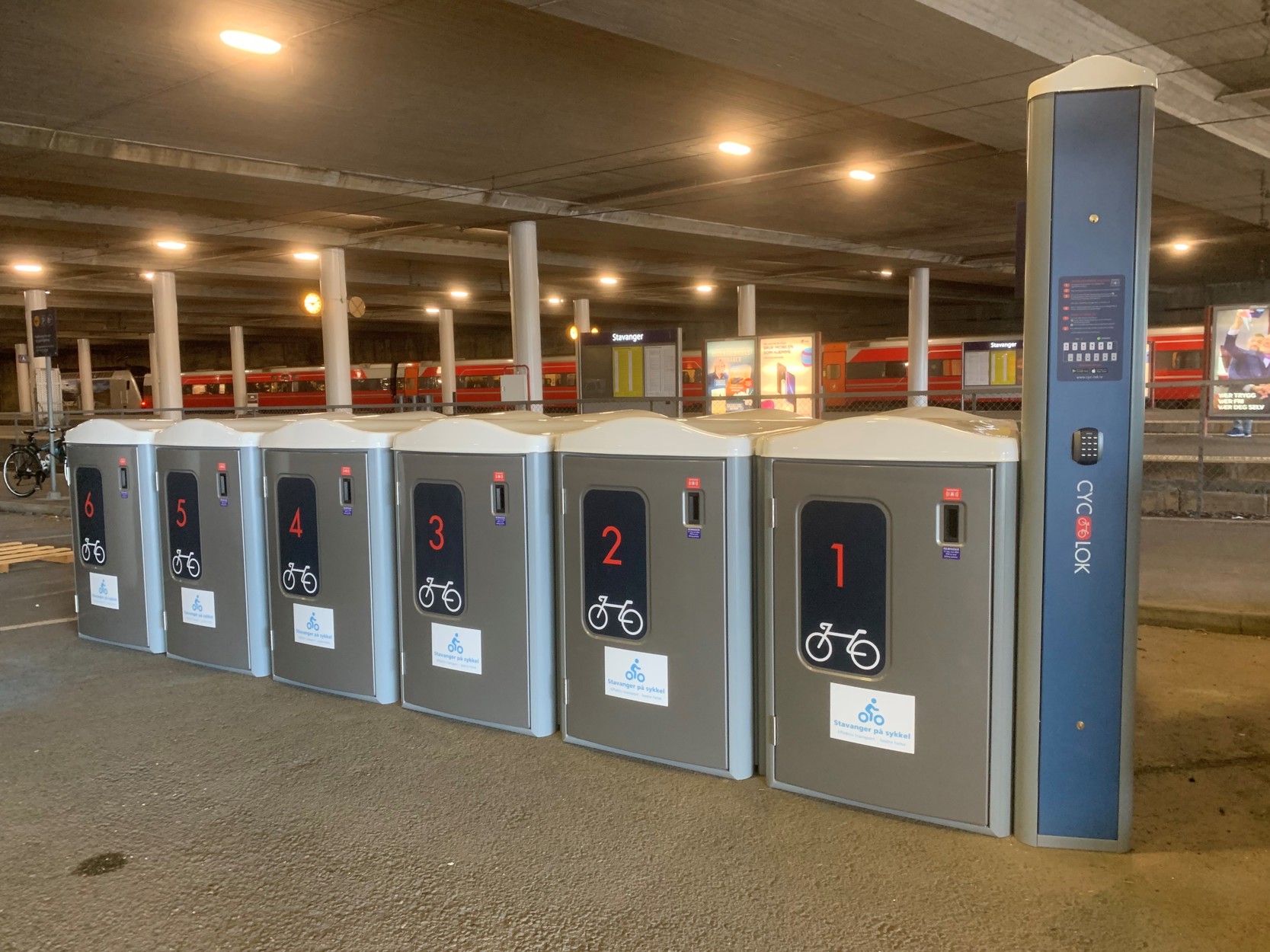 12 gråe sykkelbokser står montert ved Stavanger stasjon