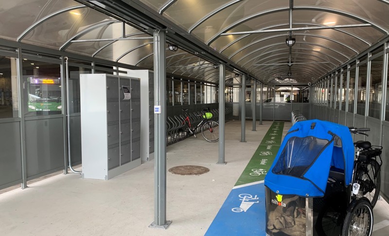 I sykkelhotell ved Stavanger stasjon står noen syler parkert i forskjellige typer stativer. På bakken finnes det oppmerkinger i forskjellige farger som viser hvor lastesykkel og hvor vanlige sykkel skal parkeres. I tillegg finnes det to skaper med låsbare bokser i sykkelhotellet. Der kan syklistene oppbevare hjelm, regnklær o.s.v.