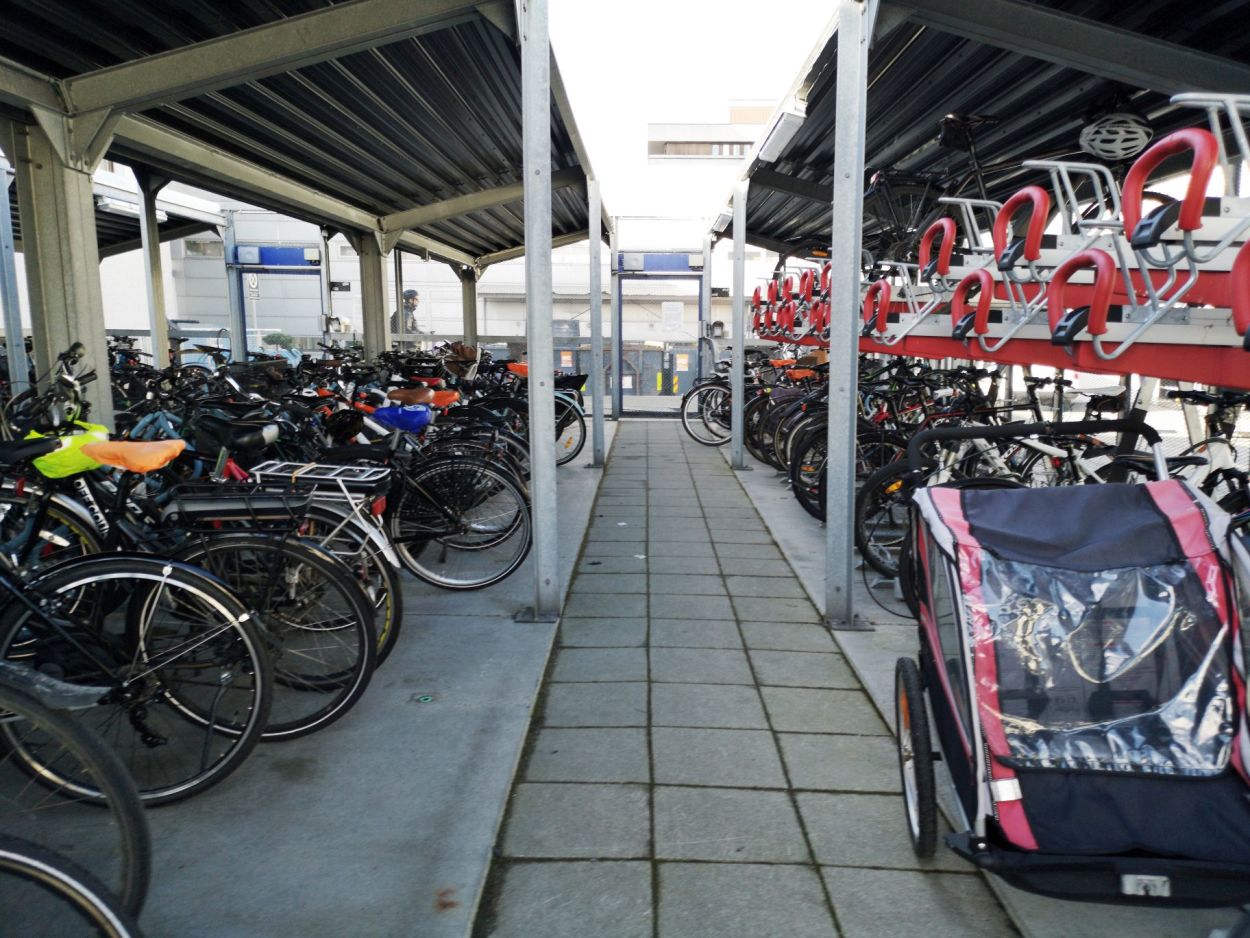 Avlåst og overbygget parkerer mange sykler i forskjellige typer stativer på Stavanger Universitetssykehus. 