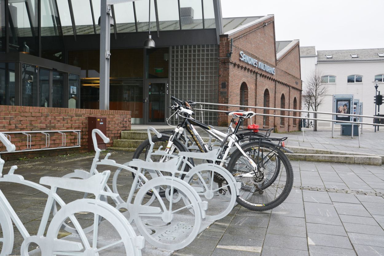 Sykkelstativer som ser ut som sykler står utenfor Sandnes kulturhus