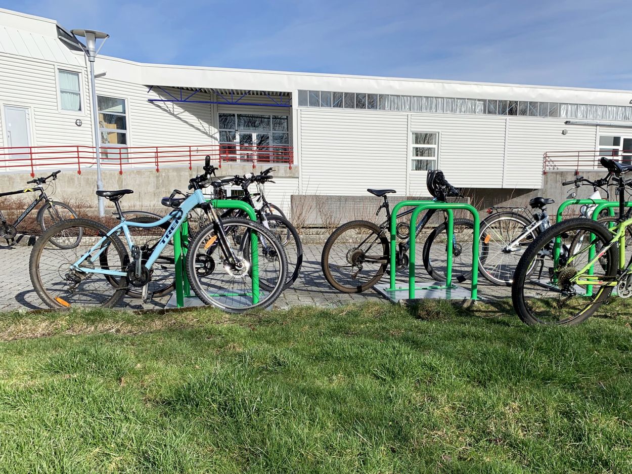 Flere sykler står parkert i sykkelstativer foran idrettshallen i Randaberg.