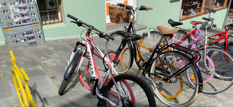 ENHVER SYKKELTUR STARTER OG ENDER MED EN PARKERT SYKKEL i FAGREDE SYKKELSTATIVER STÅR FLERE SYKLER PARKERT