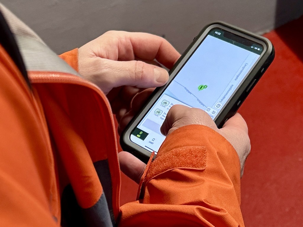 Nærbilde av en som holder en mobiltelefon