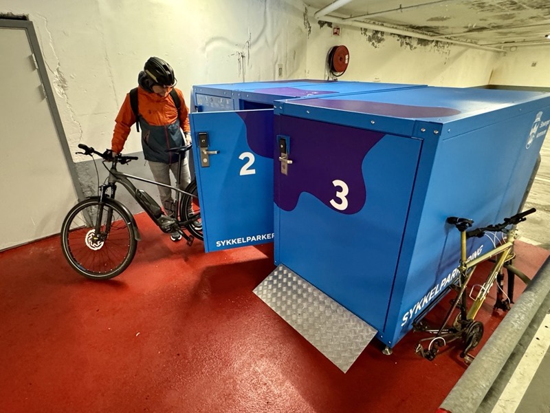Kenneth Flesjå setter sykkelen sin i et sykkelskap i parkeringshuset under Domkirkeplassen. På utsiden står restene av en sykkel - hjulene er trolig stjålet.