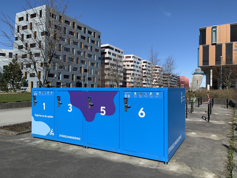 Blå sykkelskap med blokkene i Jåttåvågen i bakgrunnen