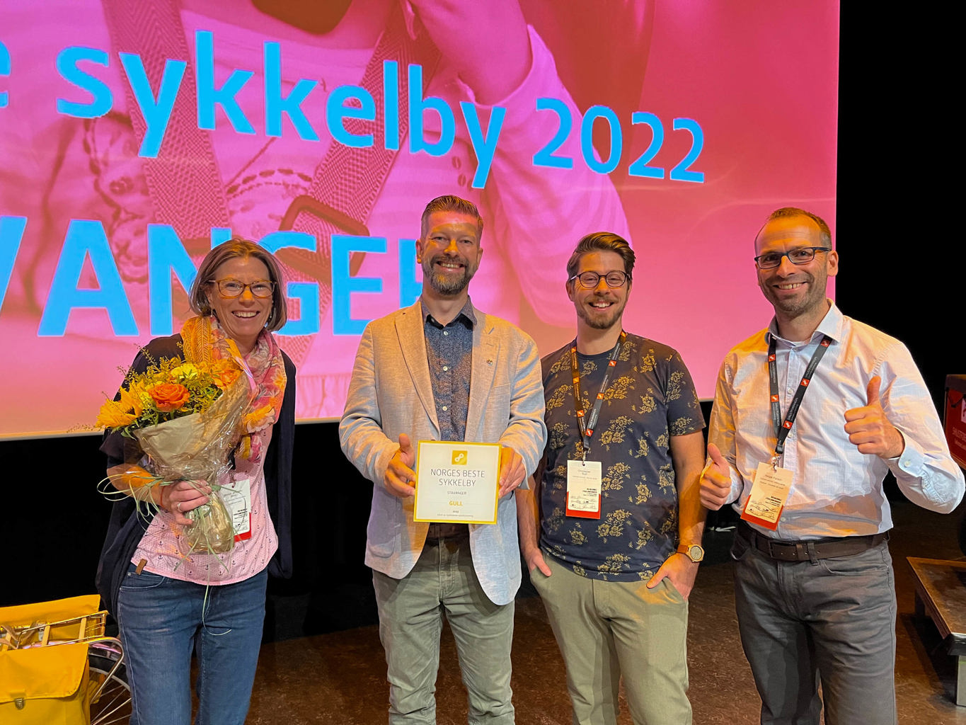 Fornøyde vinnere: Monica Johansen Bikos, Stavanger på sykkel, Rune Askeland, leder for utvalg for miljø og utbygging i Stavanger kommune, Christopher Bush og Holger Pansch i Stavanger på sykkel i Stavanger kommune. Fornøyde vinnere: Monica Johansen Bikos, Stavanger på sykkel, Rune Askeland, leder for utvalg for miljø og utbygging i Stavanger kommune, Christopher Bush og Holger Pansch i Stavanger på sykkel i Stavanger kommune.
