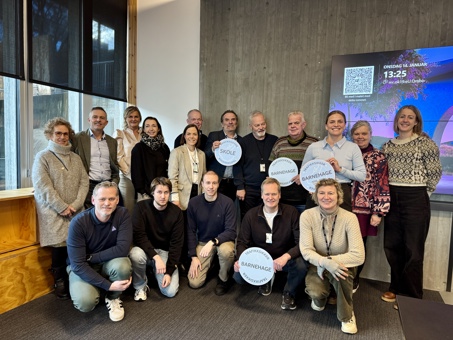 Gruppebilde med ansatte i Stavanger kommune og representanter fra Trygg Trafikk.