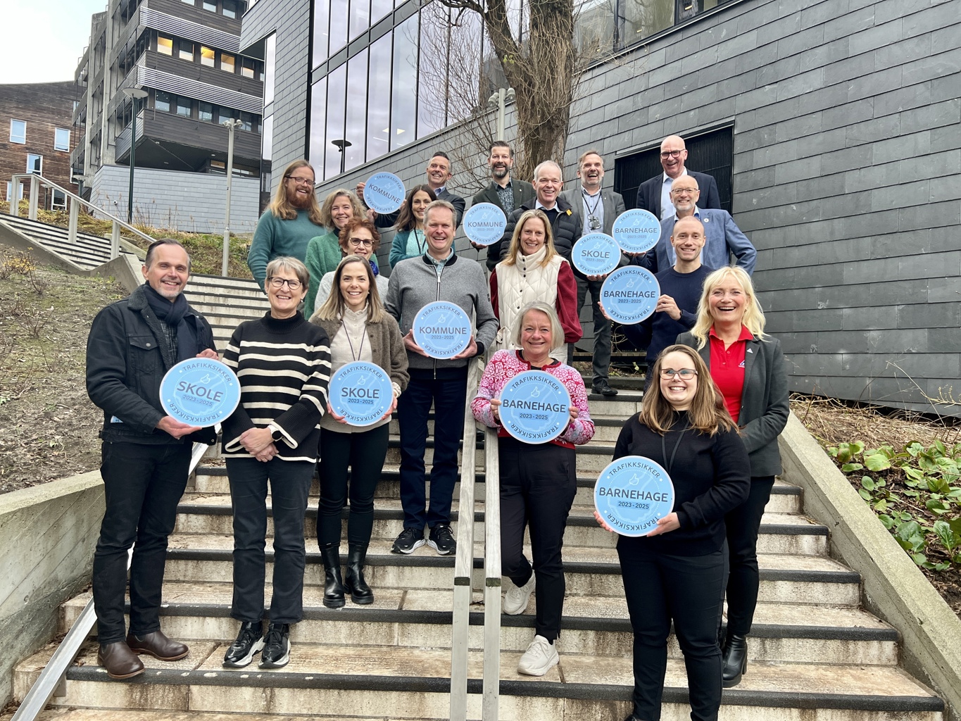 Fornøyde representanter fra kommunen og Trygg Trafikk, etter at Stavanger ble en trafikksikker kommune. Bilde av Fornøyde representanter fra kommunen og Trygg trafikk etter at Stavanger ble en trafikksikker kommune.