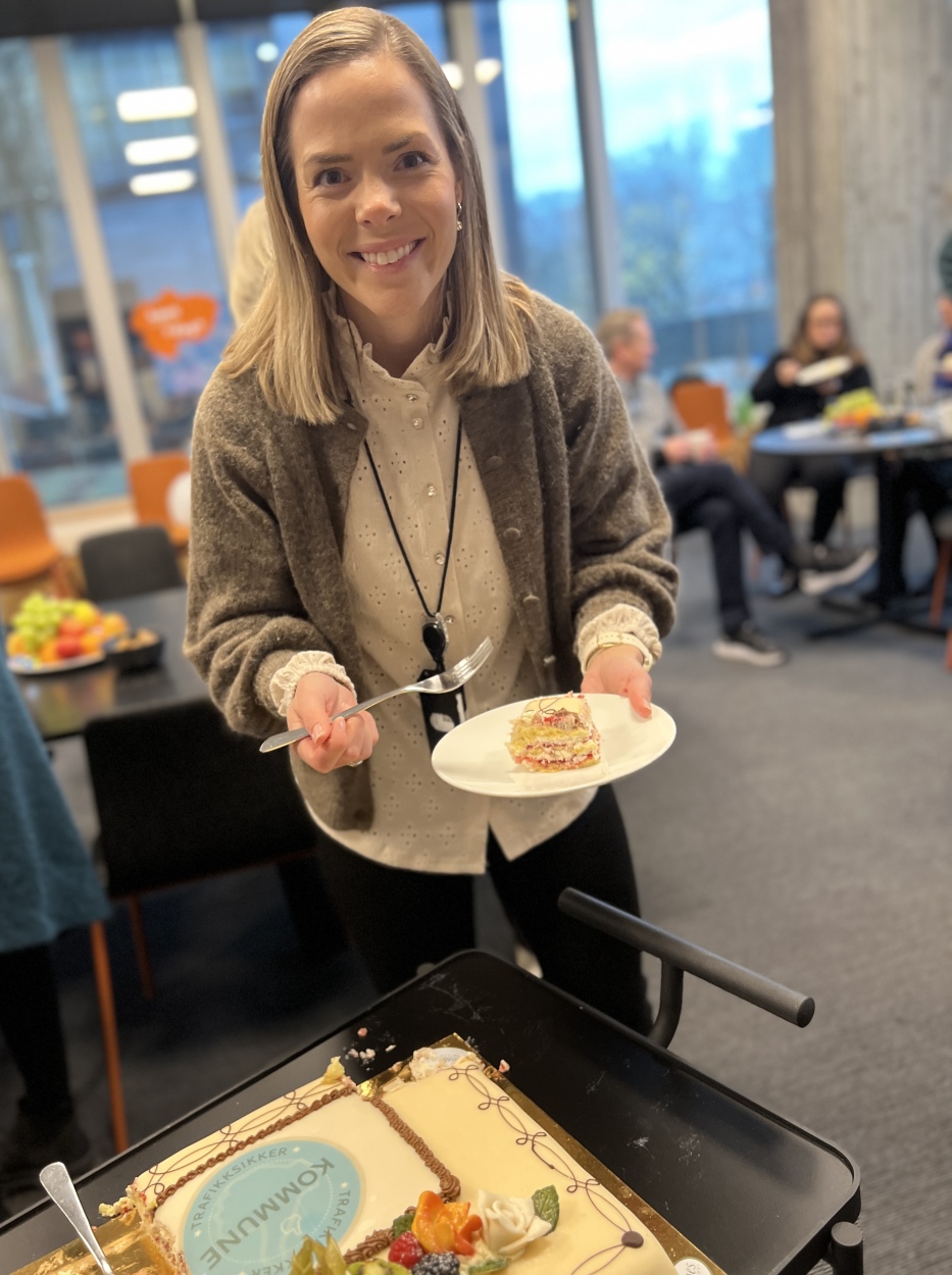  Jeanette Tjøstheim Olsen, rådgiver trafikksikkerhet i Stavanger kommune markerer godkjennelsen med kake. 
