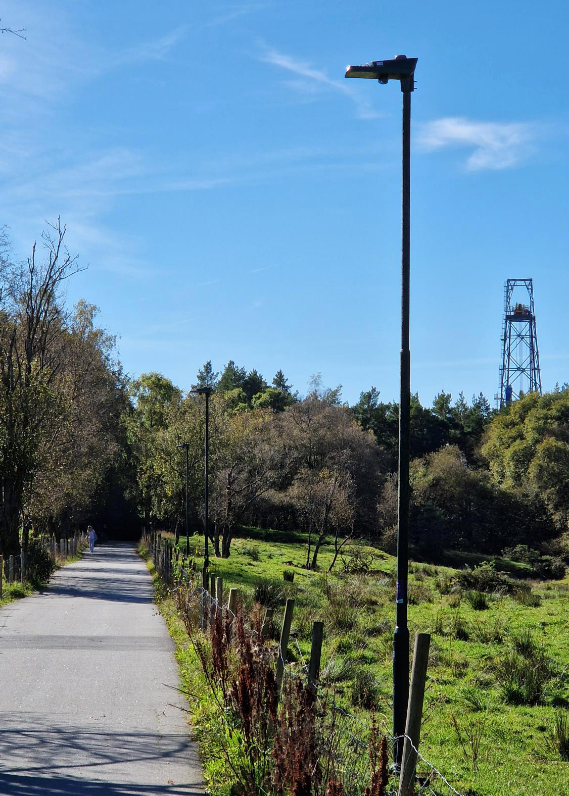 Avstandsbilde av lyktestolpe i sørmarkveien i fint solskinn