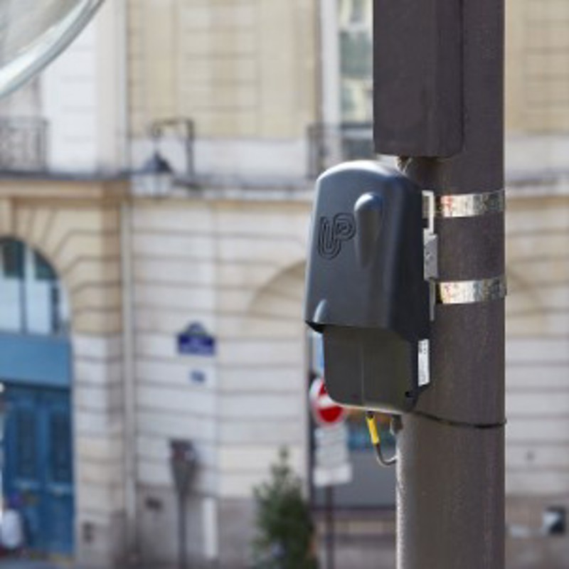 Svart trafikksensor på en lyktestolpe